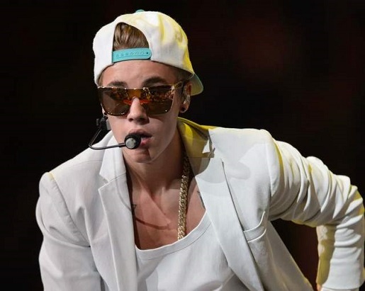 Swaggy bro Justin Bieber performing at the MGM Grand in one of R. Kelly's old outfits.